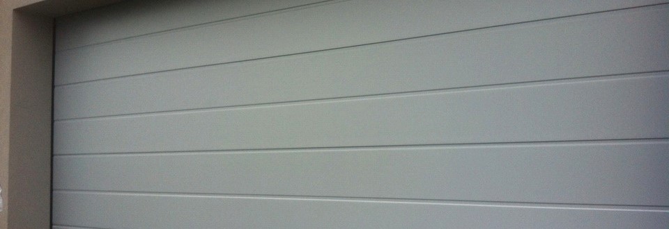 Sekční garážová vrata, design drážka, šedý lak